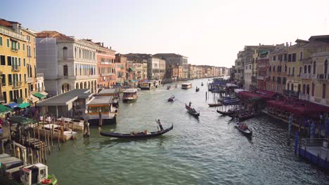 A-lot-of-traffic-on-the-main-canal-in-Venice,-the-Canale-Grande,-seen-from-the-famous-Rialto-Bridge