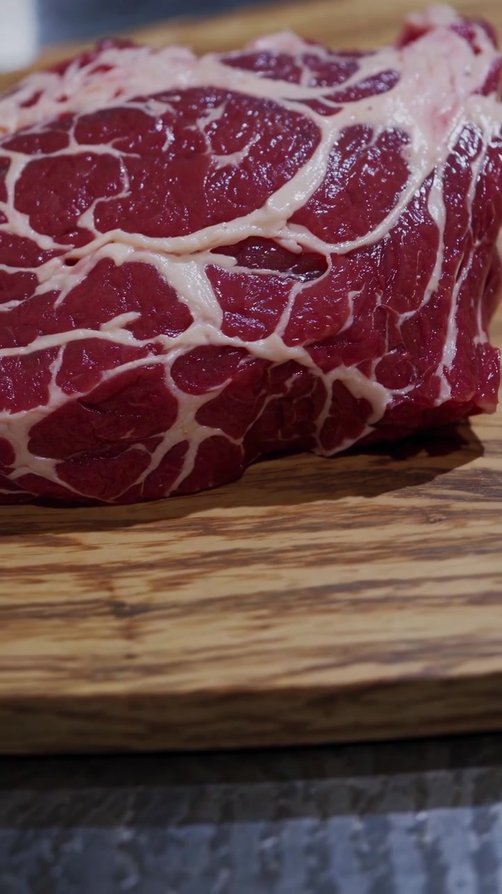 Bistecca di Manzo Cruda con Marezzatura su un Tagliere di Legno
