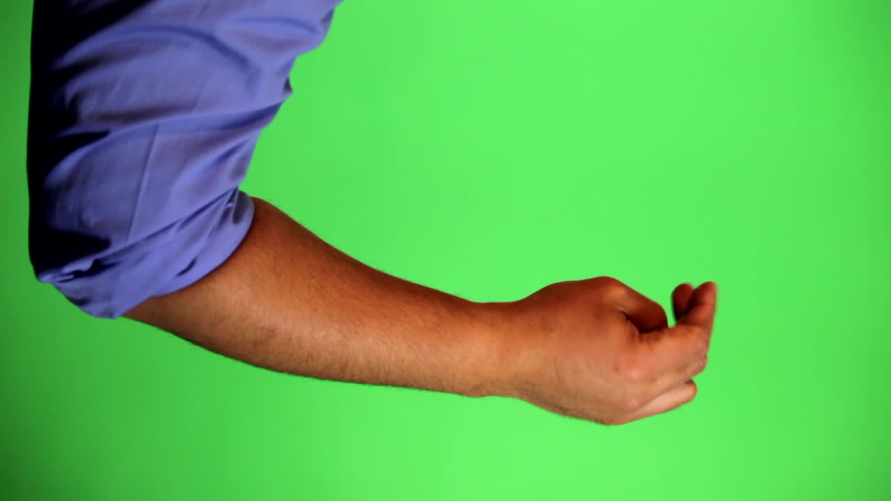 un brazo frente a una pantalla verde para ser tecleado y usado a voluntad