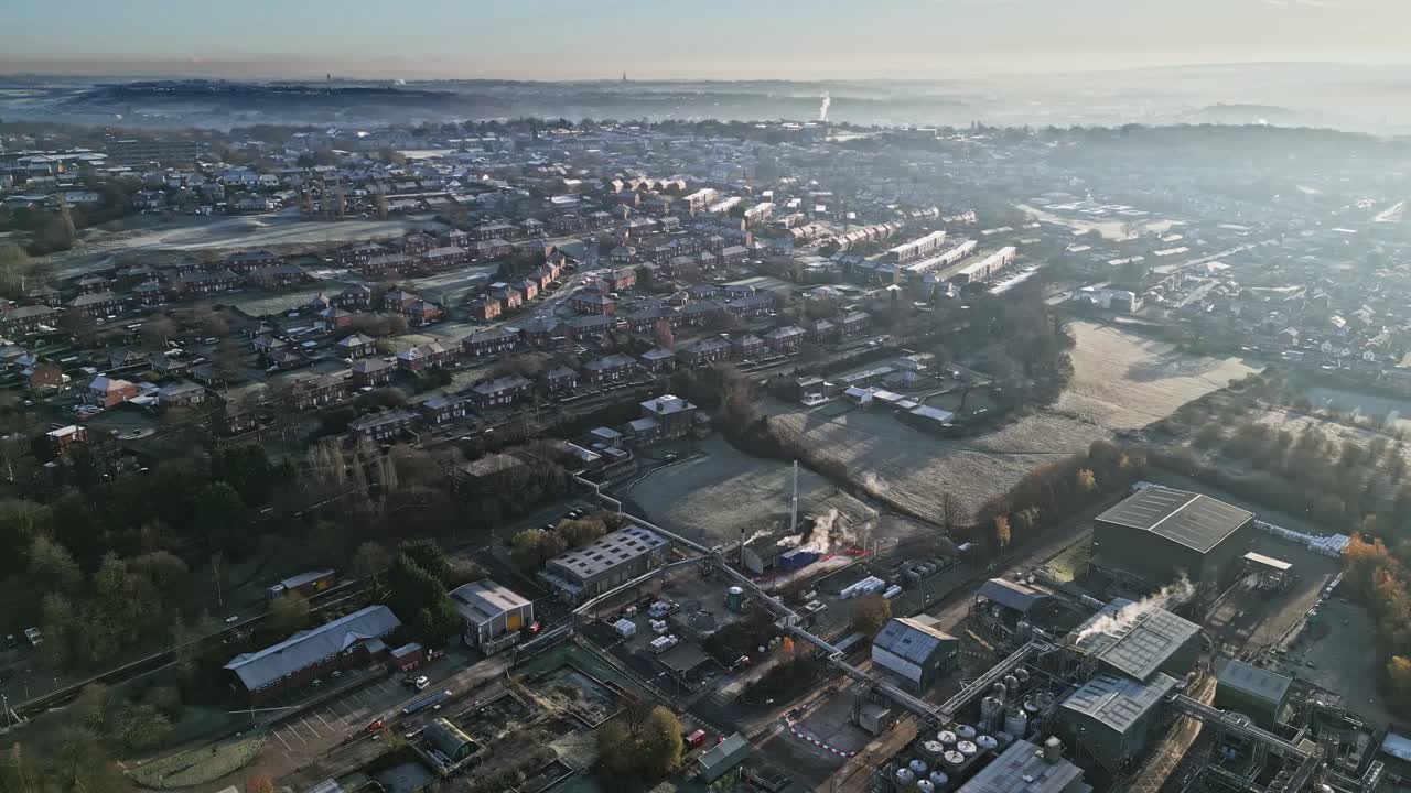 сцена холодной зимы воздушные кадры городского пейзажа, с низким дневным освещением и освещенными морозным солнцем домами