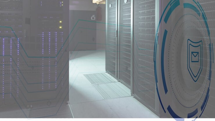 Animazione di busta e scudo in cerchi di caricamento su una sala server