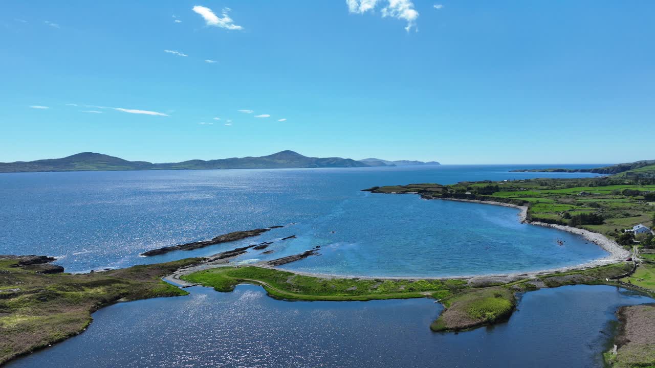 la belleza natural de irlanda, el lago salado y el mar, la península de sheep's head en west cork irlanda en el camino salvaje del atlántico