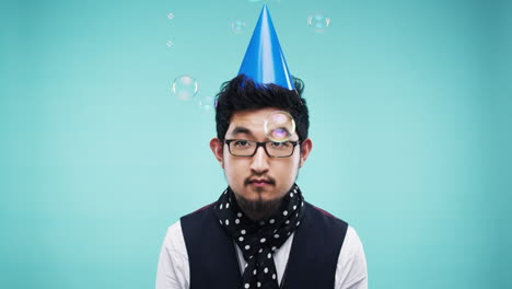 거품이 있는 파티 모자를 입은 남자