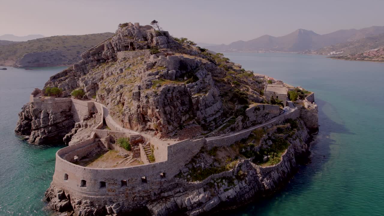 4k spinalonga - остров, расположенный в заливе элунда на северо-востоке крита, греция