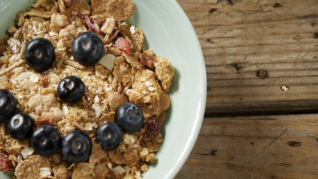 오이와 블루베리가 미소 짓는 얼굴 4k