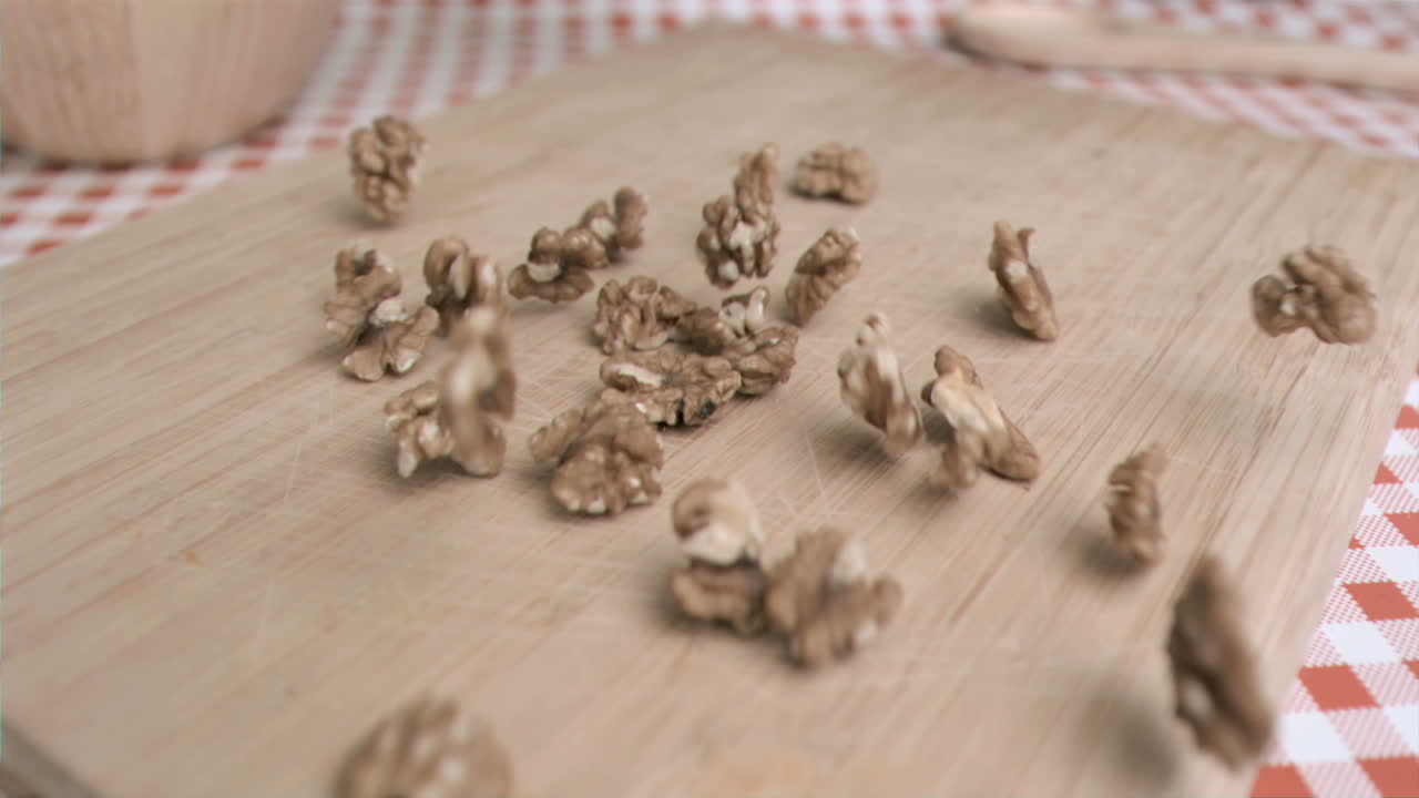Gherigli di noce che si spargono in super slow motion