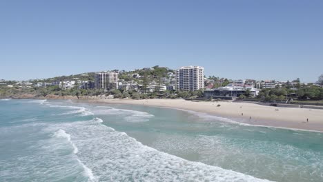 Sandiges-Küstenparadies-Am-Coolum-Beach-Im-Sommer-In-Queensland,-Australien