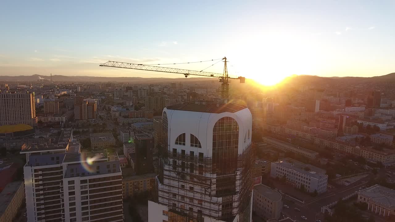 tomada aérea de un avión no tripulado de una grúa en un edificio en la construcción de mongolia