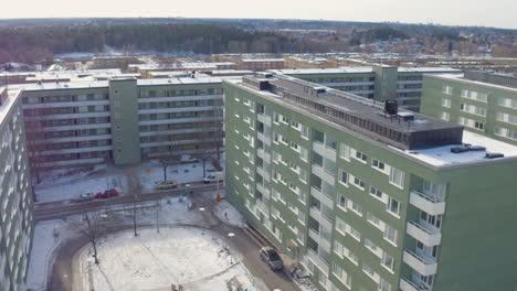 vista aérea del suburbio de estocolmo husby, casas verdes, drone en invierno