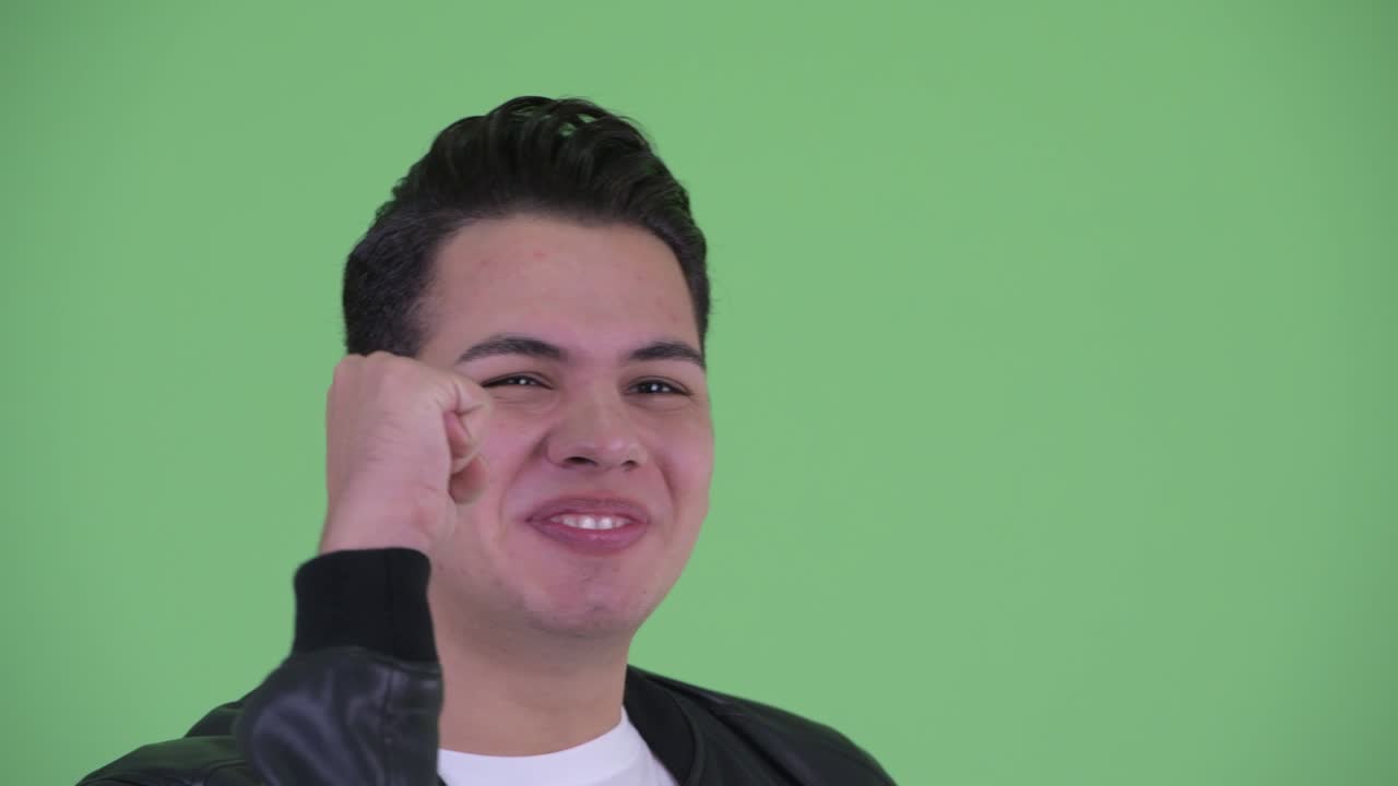 joven apuesto hombre multiétnico con chaqueta de cuero