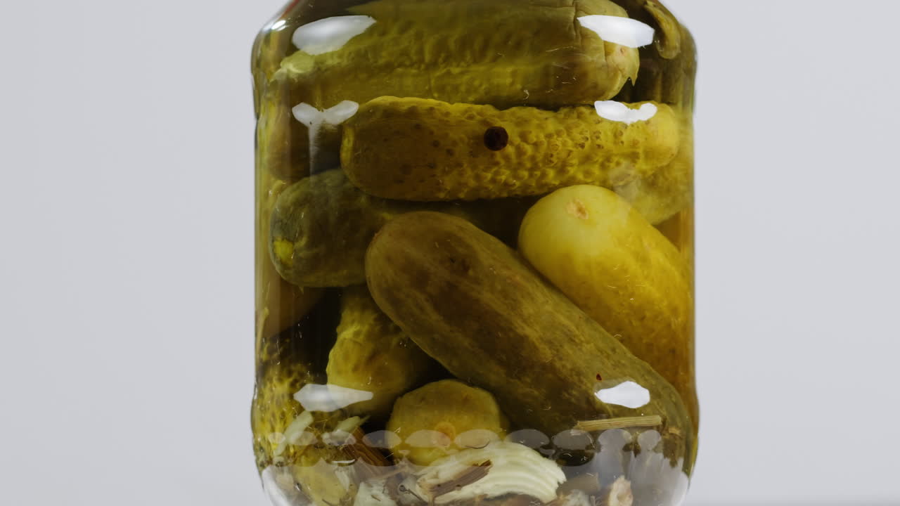 Pepinos encurtidos en un frasco de vidrio