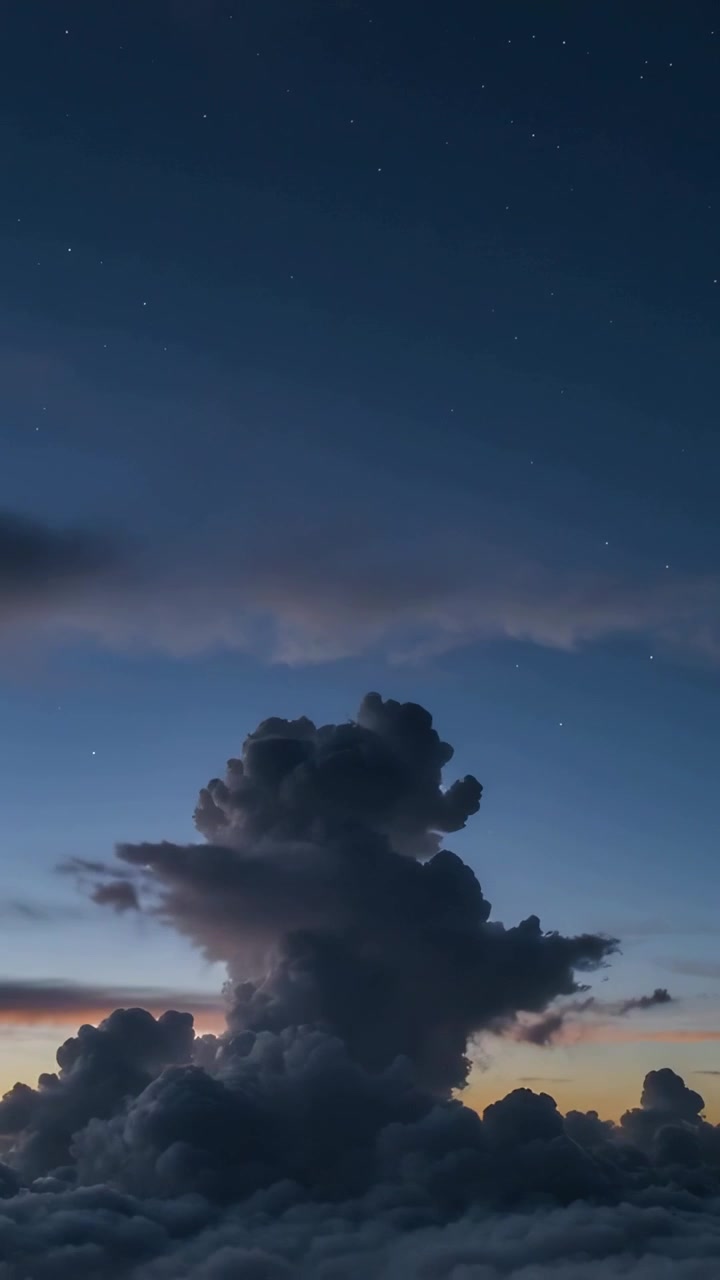 Lodret video: Panorerende kamera, der indfanger en høj cumulonimbus-sky i skumringen over skydækket