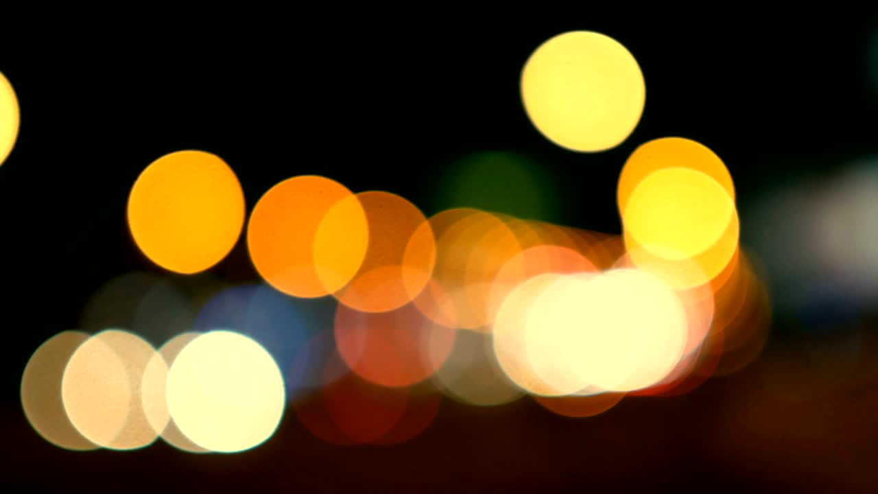 luces desenfocadas calle de los ángeles resumen. fondo borroso de la ciudad. círculos de bokeh en movimiento del tráfico nocturno.