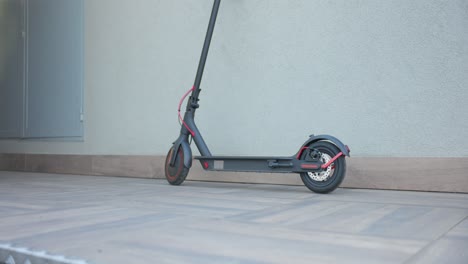 E-Scooter-Im-Freien-Geparkt.-Umweltfreundliches-Transportmittel.-Nach-Oben-Kippen