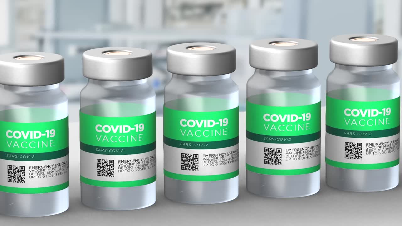 la vacuna de etiqueta verde está en una línea de producción dentro de un laboratorio y está lista para usarse en el tratamiento del nuevo virus corona los viales están listos para usarse en casos de emergencia