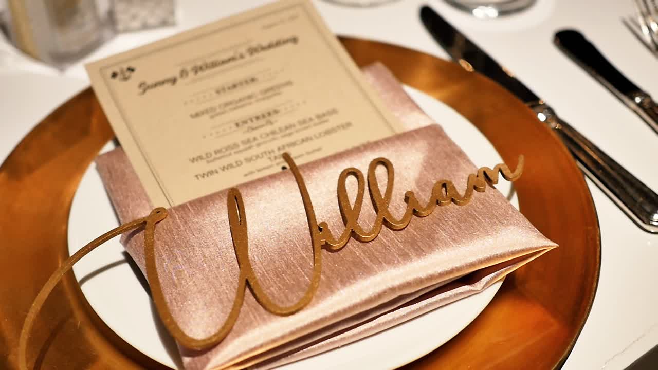 primer plano del plato y la vajilla en la boda, la ortografía de la decoración william