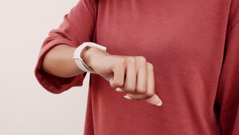 manos de mujer negra, reloj inteligente