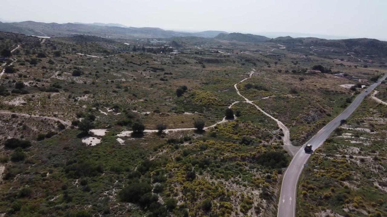 Inseguimento aereo di un veicolo in un'area arida