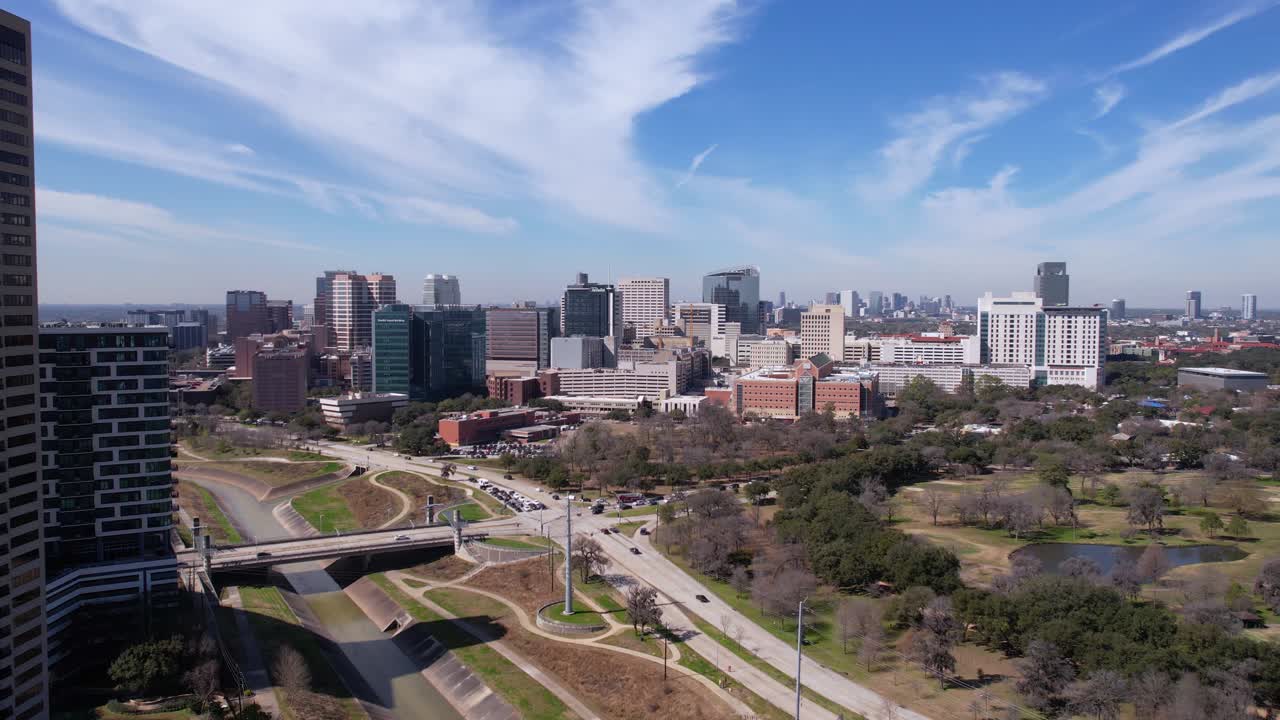 vista aerea del parco hermann e dell'area del centro medico di houston, texas, stati uniti, ripresa da drone
