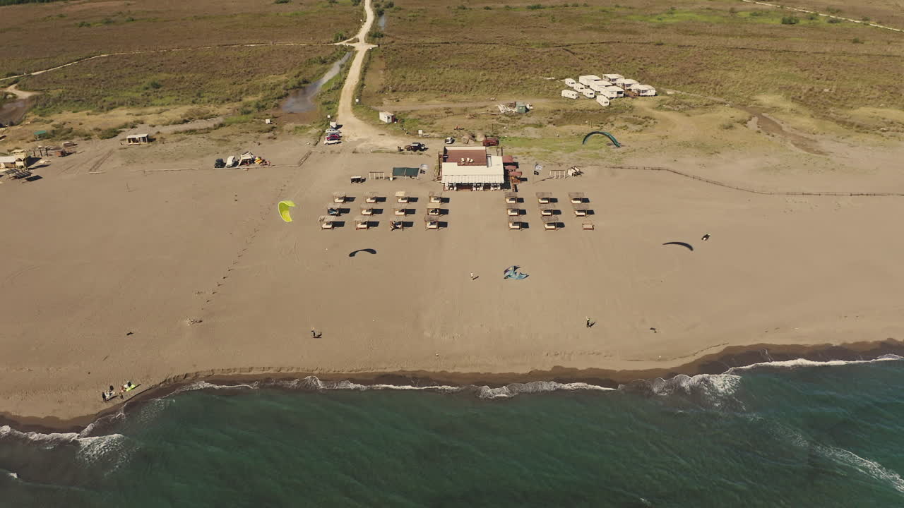 взгляд с воздуха на пляжный клуб для кайтбординга