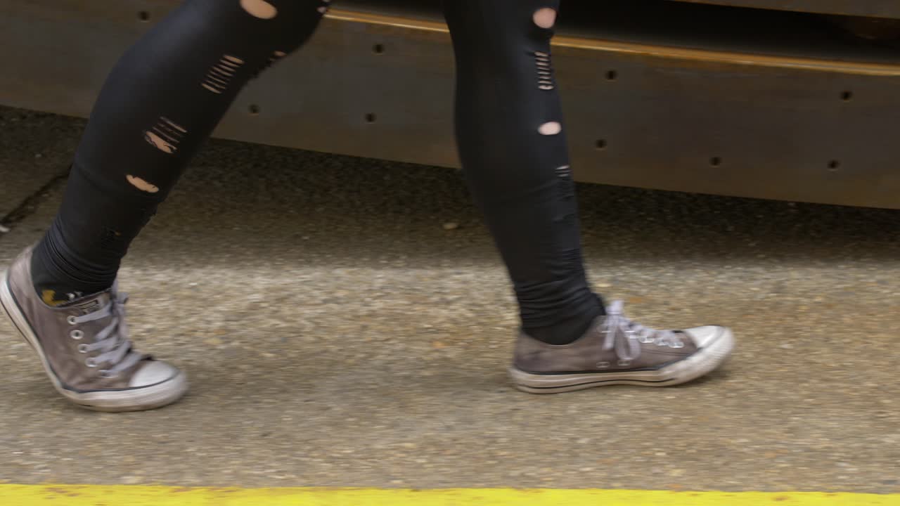 batir zapatos y trajes caminando por la acera de un lugar industrial