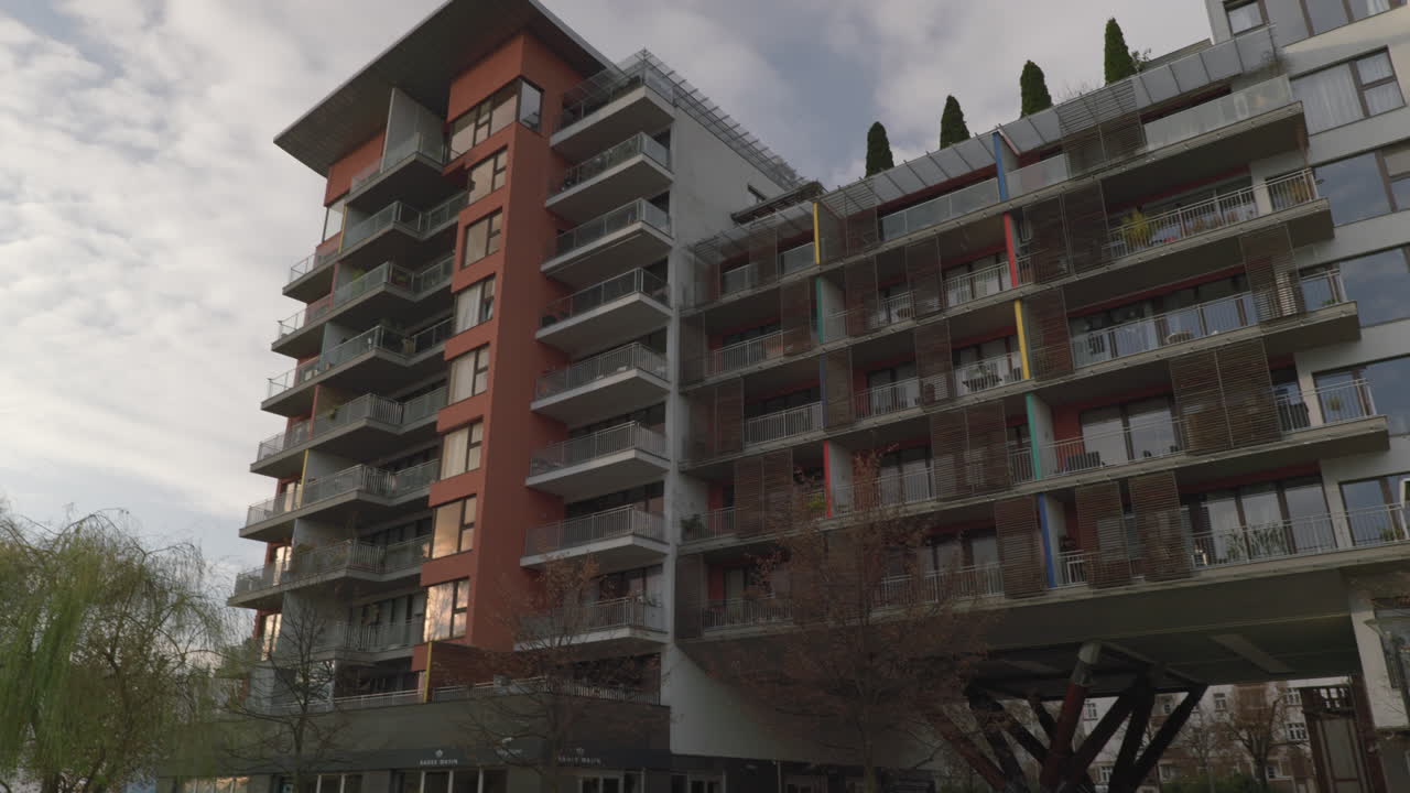 apartamentos nuevos de lujo en una zona de la bahía de praga