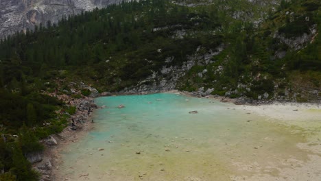 Video-Aéreo-Del-Lago-Sorapis-En-Italia,-Que-Muestra-Su-Belleza-Natural-Y-Su-Entorno-Tranquilo