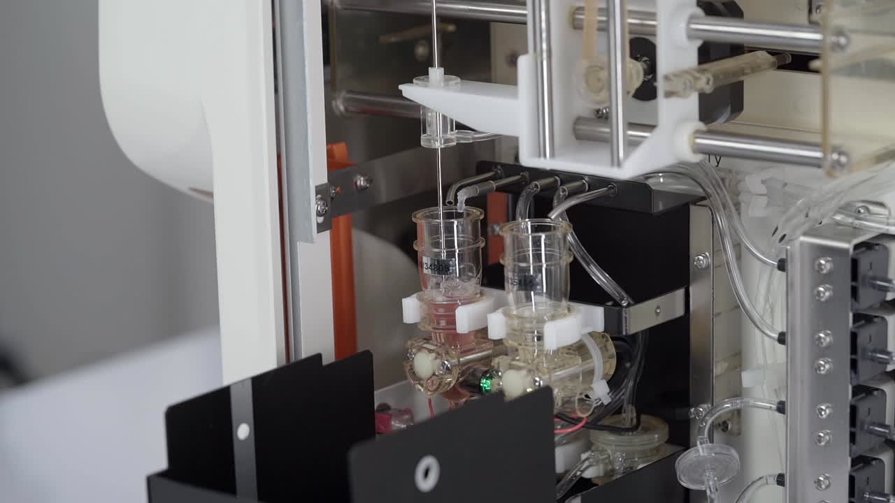 analizador automático de electrolitos en la muestra de ensayo de laboratorio en tubo con fluido diluyente