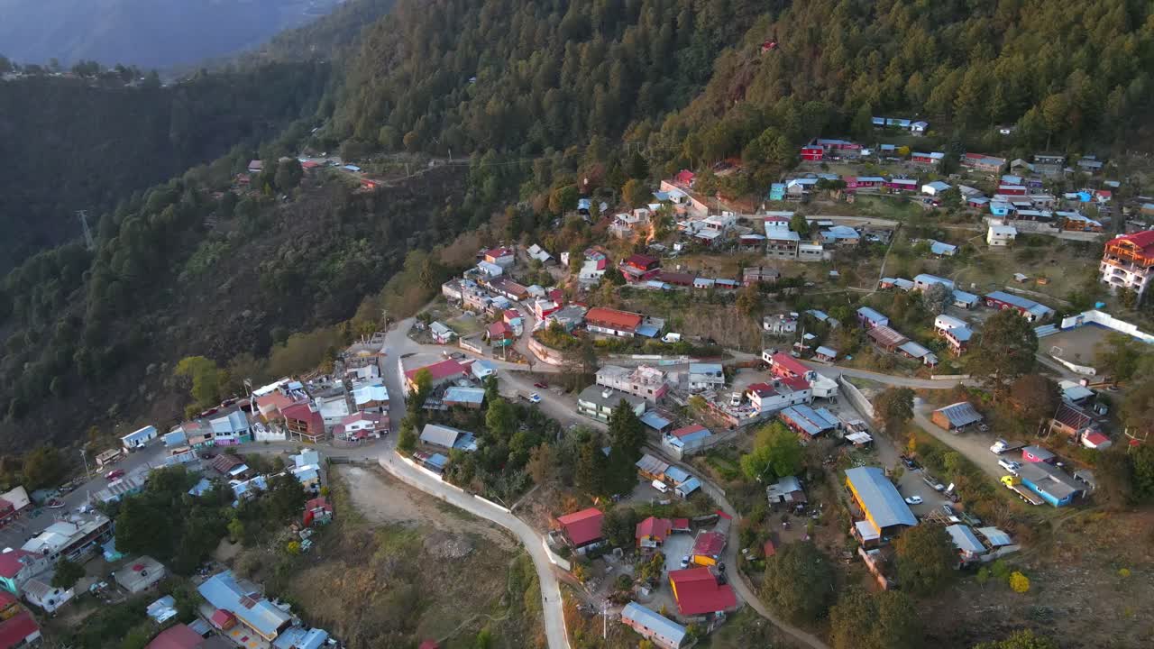 Piccolo villaggio tra le montagne, tramonto, riprese con drone, San Jose del Pacifico, Messico, Oaxaca, 4k