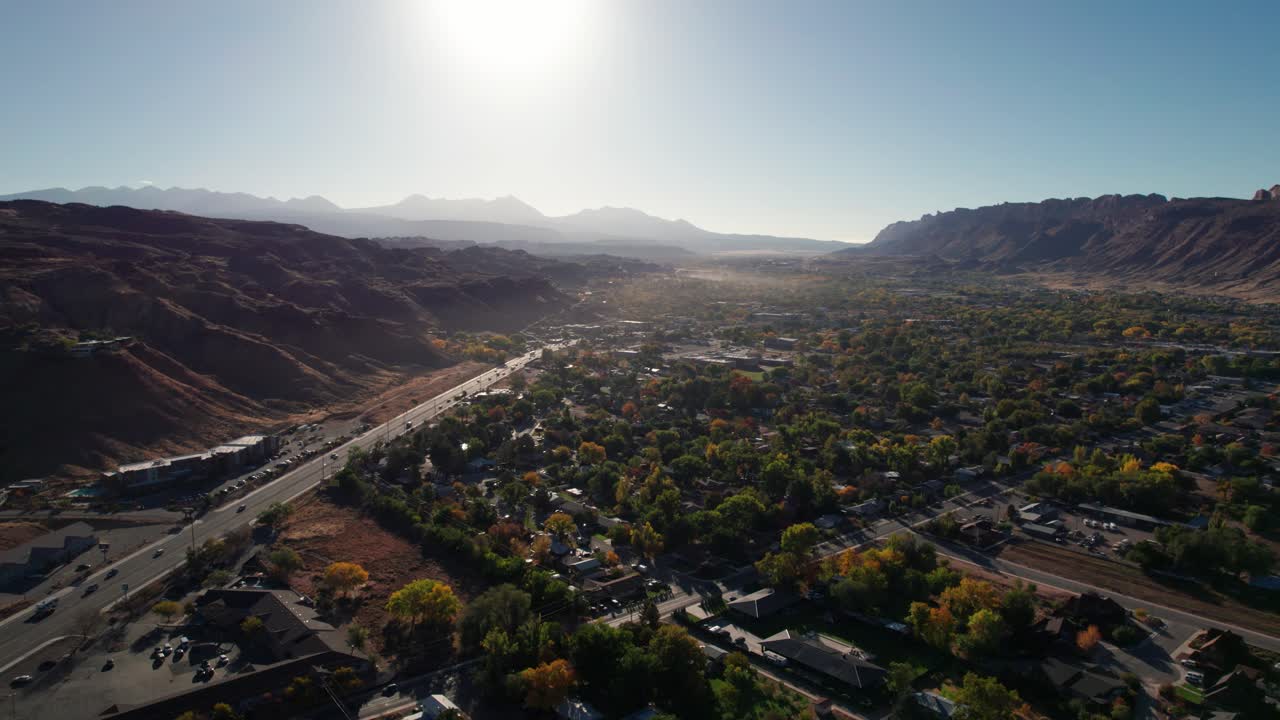drone disparado panorámica a la izquierda de moab, utah al amanecer
