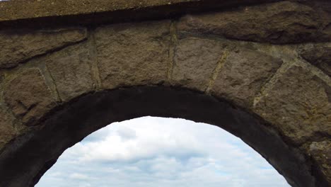 4k agradable inclinación hacia abajo para revelar la vista del río columbia a través de un arco con cielo mayormente nublado