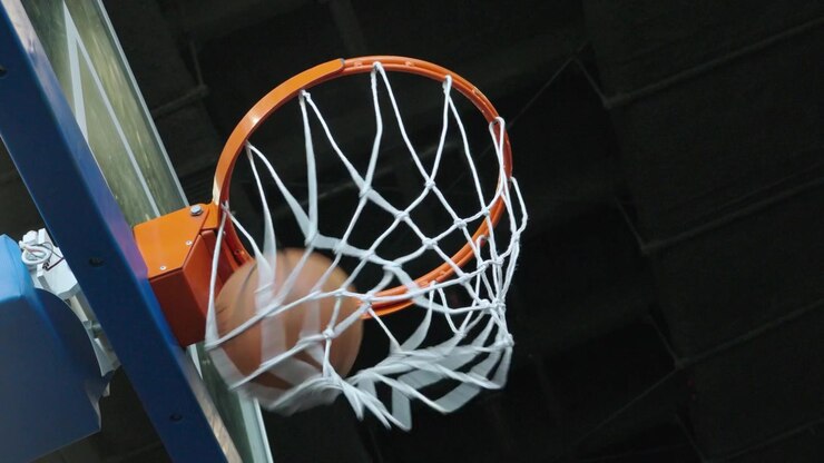 Giocatore di basket che realizza un canestro perfetto