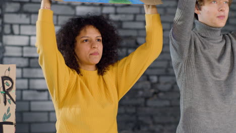 junge umweltaktivistin hält eine pappe mit der aufschrift „wir haben keine zeit“ in der hand und protestiert mit ihren freunden gegen die untätigkeit gegen den klimawandel