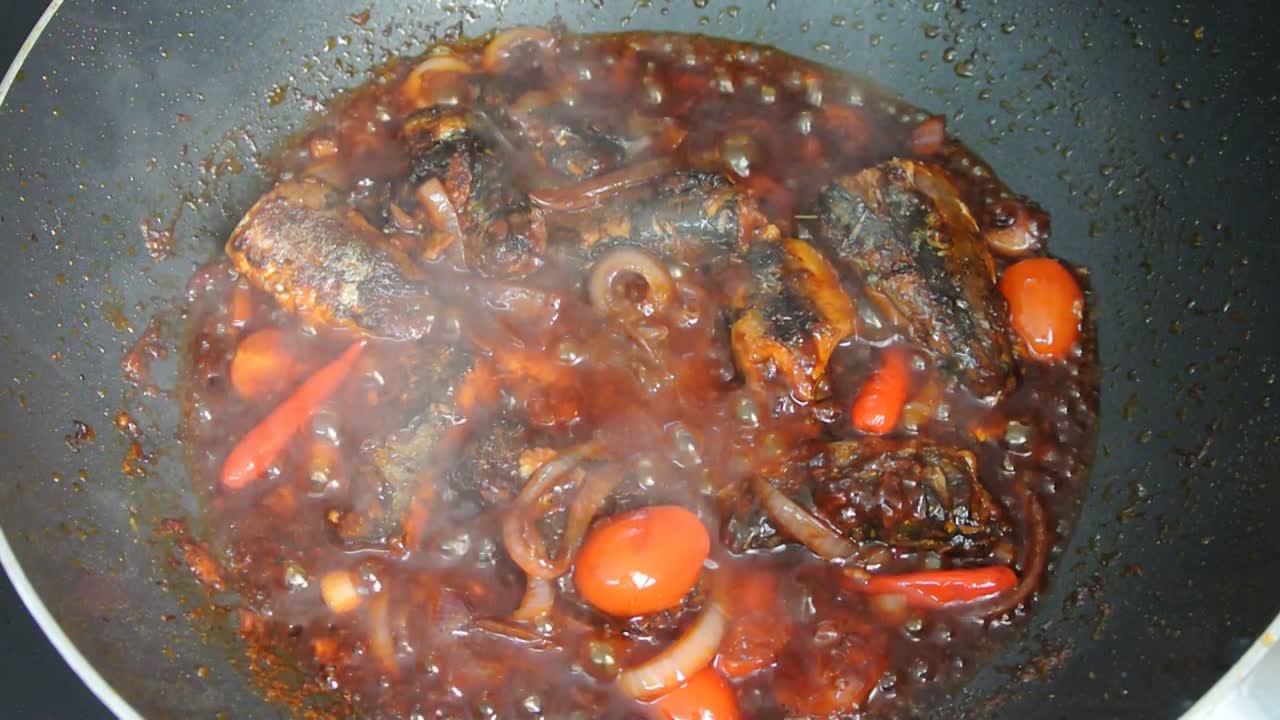 sardinas enlatadas en salsa de soja frita