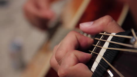 el hombre toca la guitarra en la playa