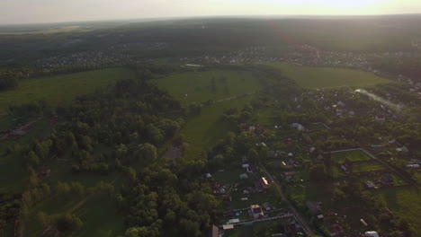 Vista-De-Casas-De-Campo-Forestales-Contra-El-Cielo-Azul-Con-Nubes-Al-Atardecer-En-Verano-Rusia