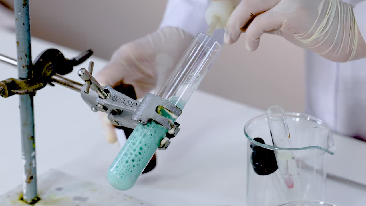 demostración de una reacción química en un entorno de laboratorio