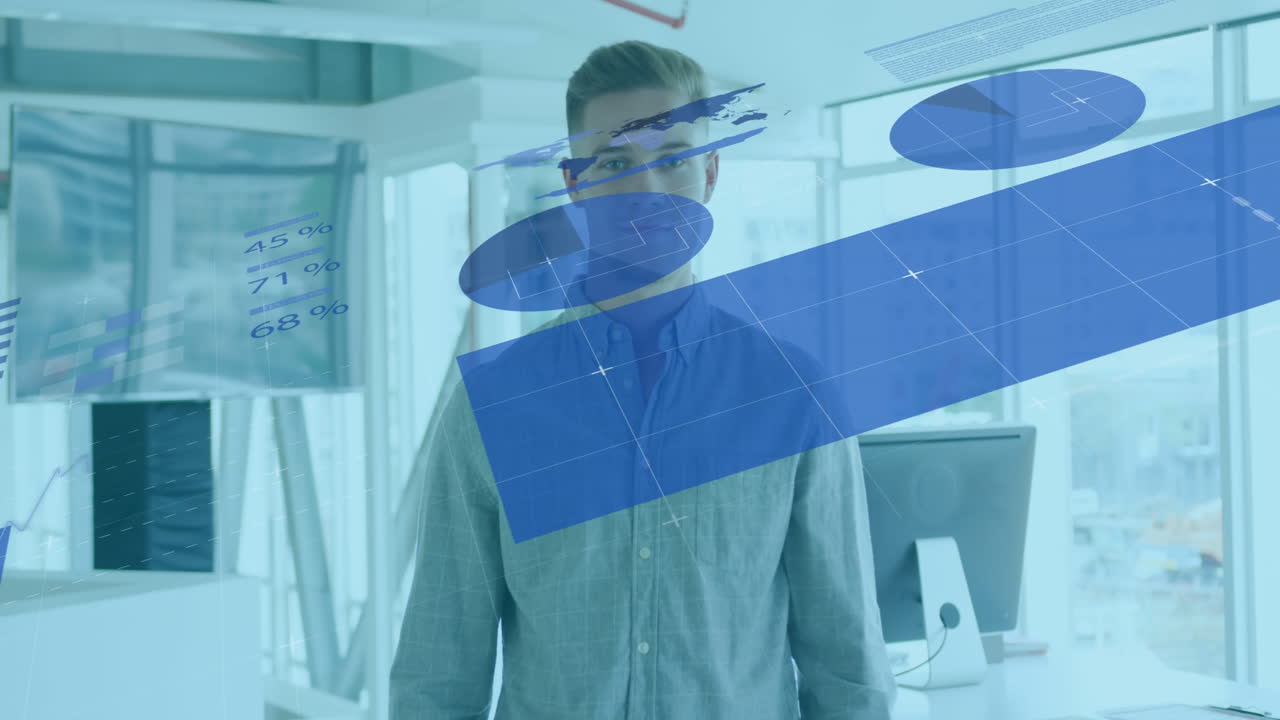 animación del procesamiento de datos financieros sobre el empresario caucásico en el cargo