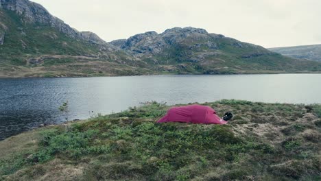 se levantó una tienda de campamento roja en la orilla de pålvatnet en åfjord, condado de trøndelag, noruega - disparo de un avión no tripulado en órbita