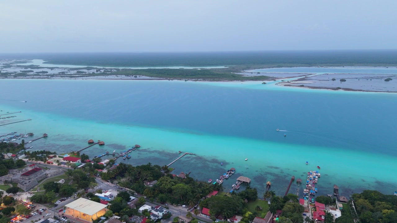 Large vue aérienne du lagon de Bacalar entouré d'une jungle luxuriante et d'eaux cristallines