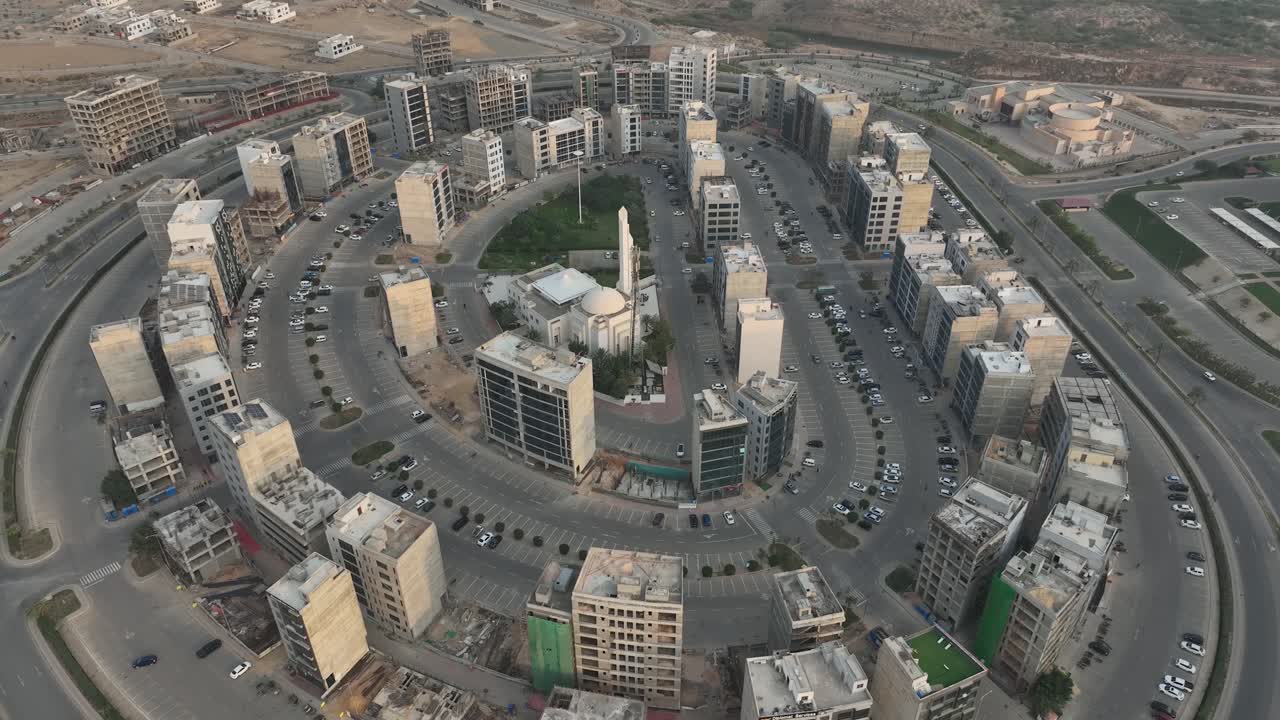 vista aérea de la ciudad moderna de bahria en construcción en karachi, pakistán
