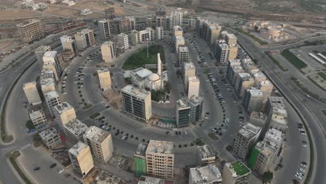 vue aérienne de la ville moderne de bahria en construction à karachi, pakistan