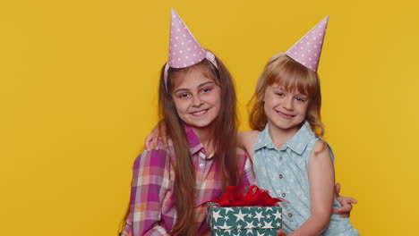 crianças felizes irmã menina irmãos amigos crianças celebrando festa de aniversário segurando caixa de presentes