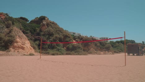 Leerer-Beach-Netballplatz-In-Albufeira,-Portugal