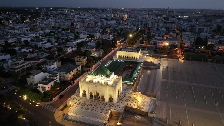 Esplora Rabat, la Città delle Luci, capitale del Marocco. Dalla Torre di Hassan alla Kasbah degli Oudaia e alla costa atlantica, questa città UNESCO fonde storia, modernità e un fascino senza tempo.