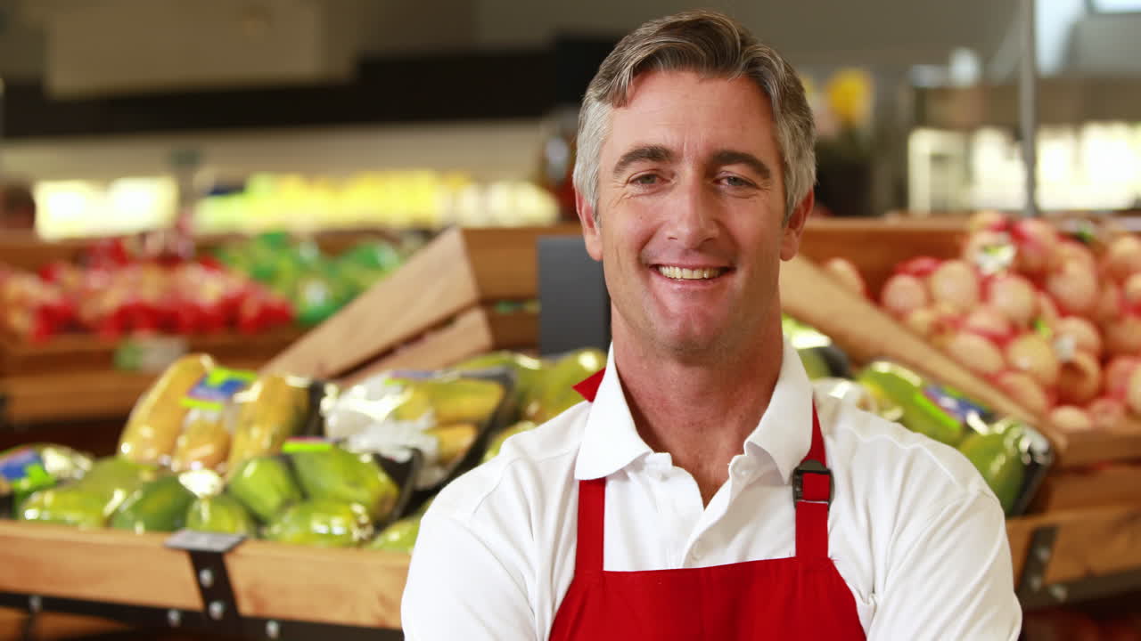 trabajador sonriente haciendo pulgares hacia arriba