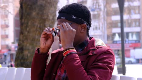 El-Hombre-Negro-Está-Usando-Sus-Lentes