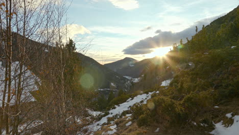 Timelapse-De-La-Puesta-De-Sol-Nublada-En-Andorra,-El-Sol-Se-Esconde-Detrás-De-Las-Montañas-De-Los-Pirineos