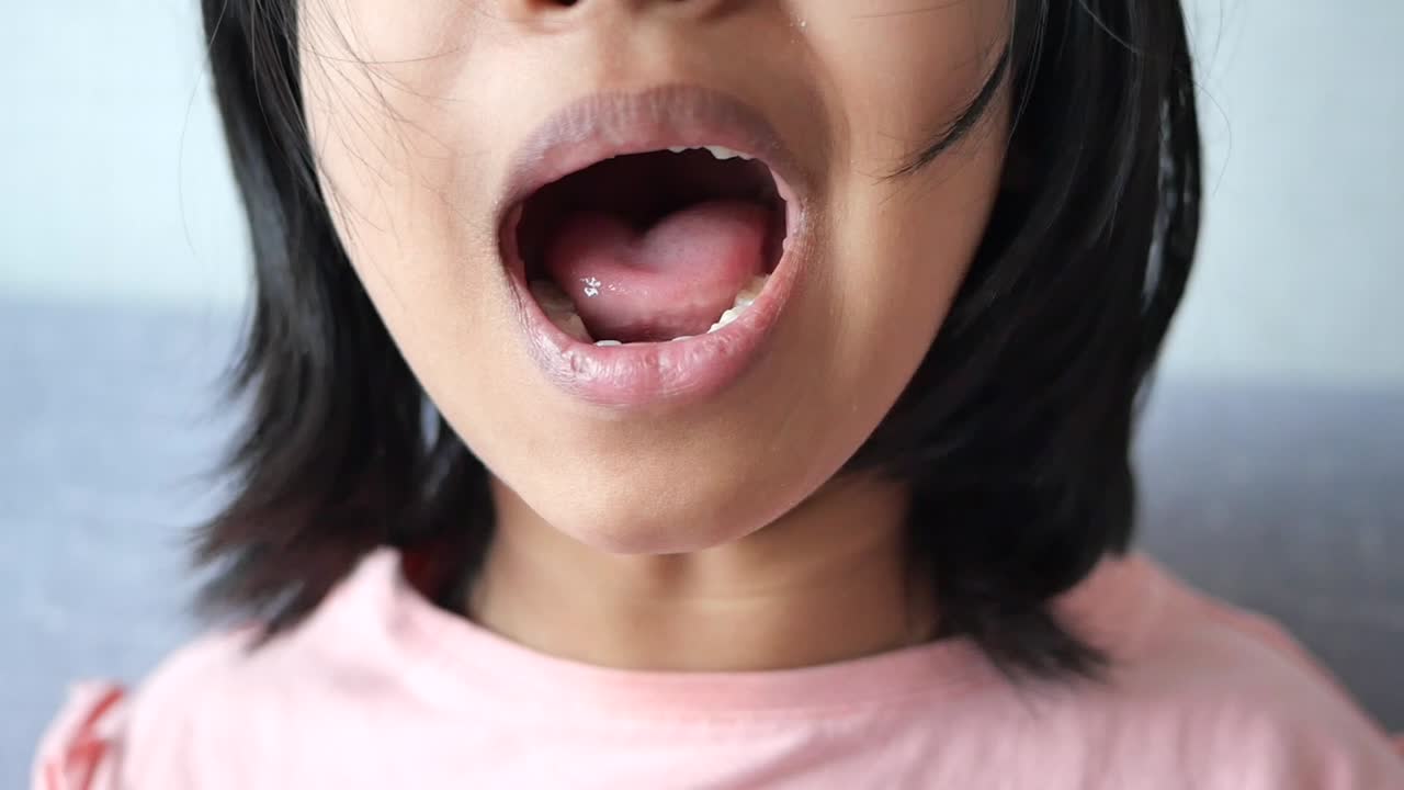 미소 짓고 이야기 하는 어린 소녀 의 근접 초상화