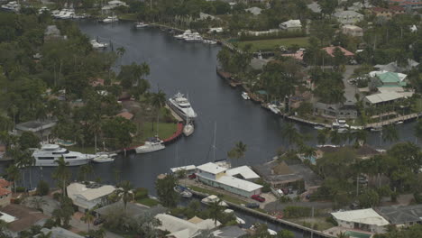 Fort-Lauderdale,-Florida,-Luftbild-V24,-Extravagante-Häuser-Der-Reichen-Und-Reichen-Und-Die-Skyline-Der-Stadt-–-DJI-Inspire-2,-X7,-6k-–-März-2020